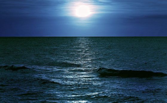 Слънцето и Луната имат голямо влияние върху океаните, но дори на сушата тяхното въздействие може да бъде открито от чувствителен гравиметър.