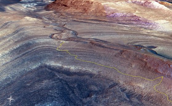 Стръмният път, по който марсоходът Curiosity на НАСА достигна канала Гедиз Валис, е показан в жълто в тази визуализация, направена с орбитални данни. Долу вдясно е точката, в която марсоходът се отклонява, за да види отблизо хребет, образуван отдавна от п