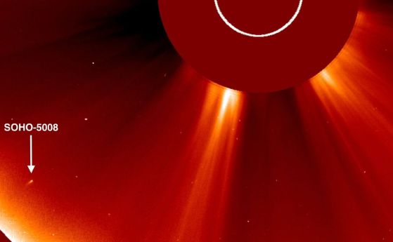 Оранжев коронограф със стрелка, сочеща към новата комета