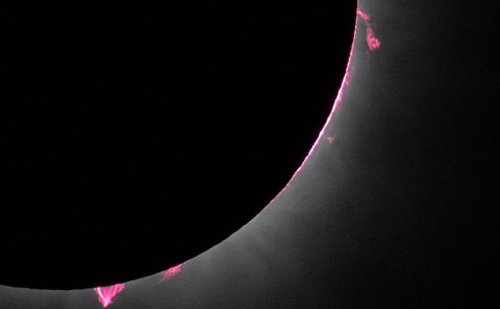 НАСА забелязва огромни розови пламъци по време на пълното слънчево затъмнение. Какво са те?