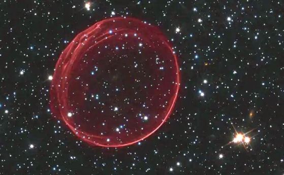 Деликатна сфера от газ, създадена от взривна вълна на свръхнова на 160 000 светлинни години от Земята.