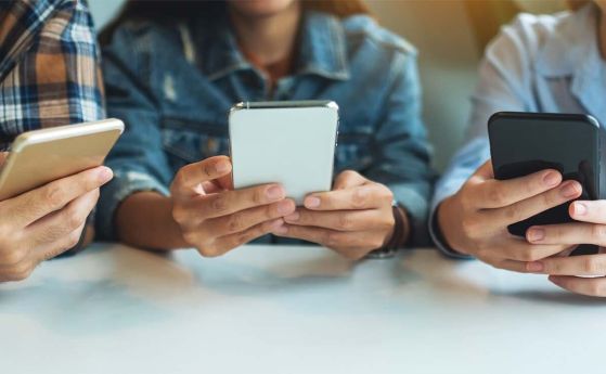 В плен на екраните: как цифровите медии влияят на тийнейджърите tri deca s telefoni