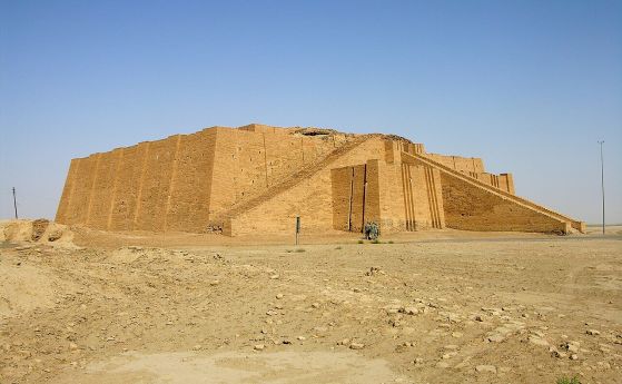 Великият зикурат на Ур, посветен на бога на Луната. Зикуратите са били масивна сграда, типична за Месопотамия. Шумерите са смятали, че боговете живеят в храма на върха на зикуратите.