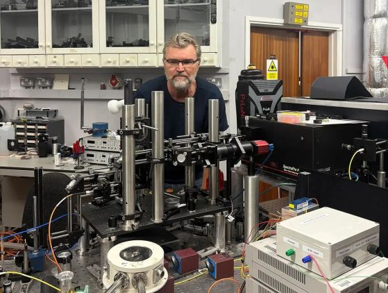 Влатко Ведрал по време на експеримент, посветен на преплитането на две бактерии