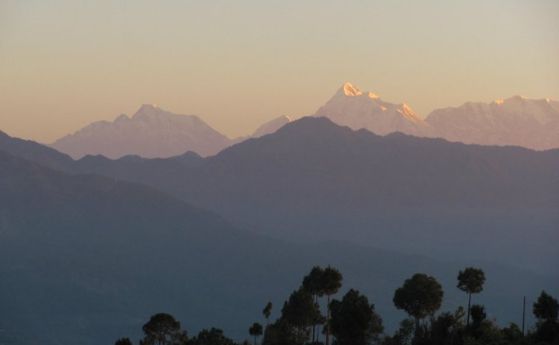 Заснежени върхове на изгрев слънце