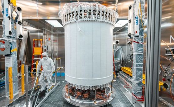Главният детектор на експеримента с тъмна материя LUX-ZEPLIN преди да бъде инсталиран под земята.
