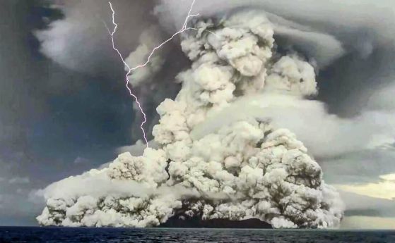 мощна струя пепел и дим на морската вода