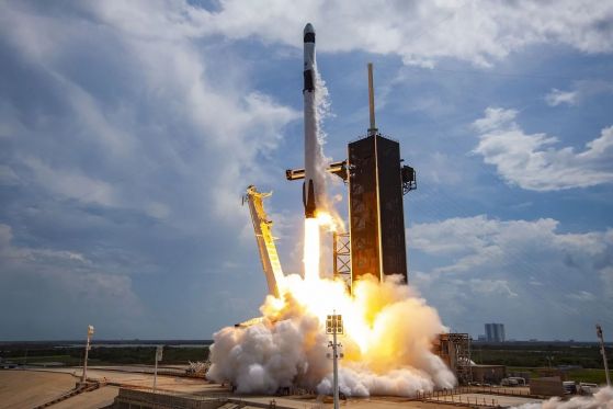 SpaceX постави нов рекорд: ракетата Falcon 9 изведе в орбита 143 сателита наведнъж