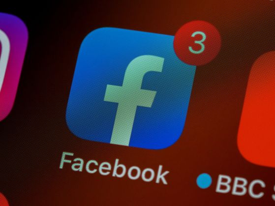 Броят на изтеглянията на Facebook приложението намаля с почти 30%