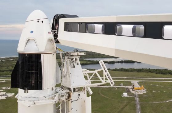 SpaceX подготвя три частни цивилни мисии до МКС