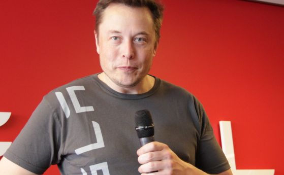 Мъск обяви, че Tesla ще представи роботакси през август