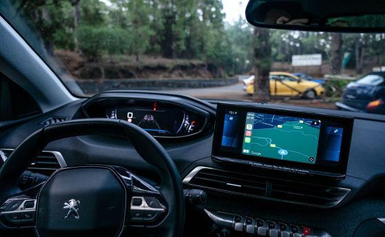 Автомобилните производители постепенно се отказват от Android Auto