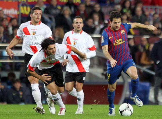 Сеск Фабрегас от Барселона срещу трима от Оспиталет. Снимка: БГНЕС