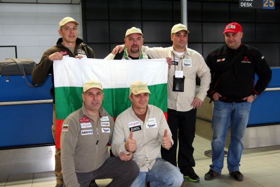 Петър Ценков и Младен Вачков и останалата част от отбора. Снимки: Сергей Антонов