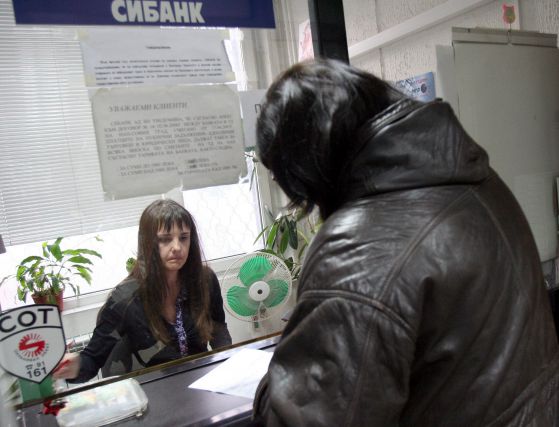 Фотограф на OFFNews.bg документира връщането на парите. Снимка: Сергей Антонов