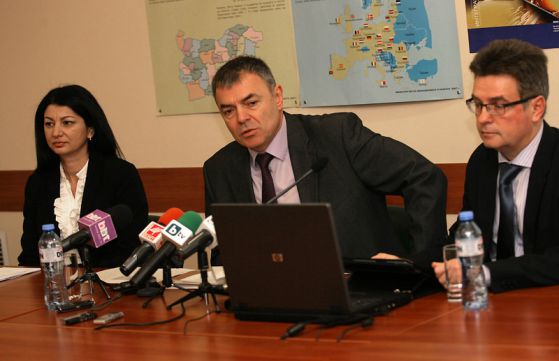 Министърът на образованието Сергей Игнатов, заместничката му Петя Евтимова и Асен Александров при представянето на УСПЕХ днес. Снимка: БГНЕС