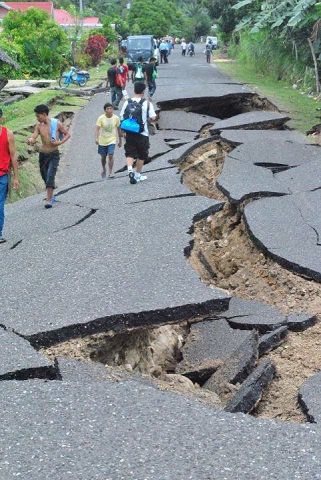 Разрушени пътища в Негрос