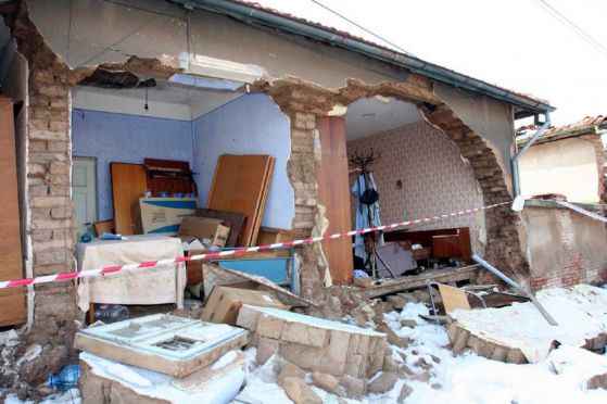 Разрушена къща в село Бисер. Снимка: Сергей Антонов