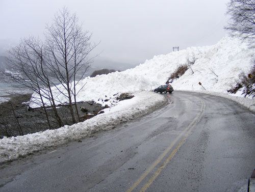 Разтапянето на снега причини затваряне на пътя Смолян-Мугла.
