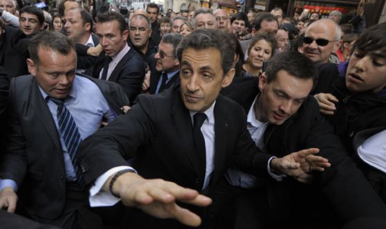 Никола Саркози се опитва да си пробие път.   Снимка: SkyNews