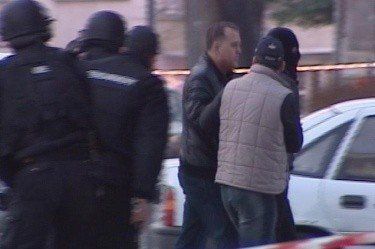 Петров беше изведен от полицаи и барети след 18-часова драма. Снимка: БГНЕС