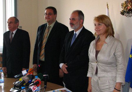 Димитър Марков (последният вляво) беше дясната ръка на Тотю Младенов. Снимка МТСП