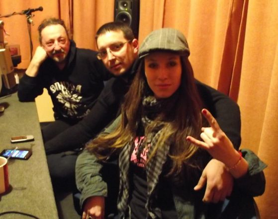 Севи (най-отпред) и басистът Рали от група SEVI в студиото на OFFRoad Radio. В дъното е басистът на 
