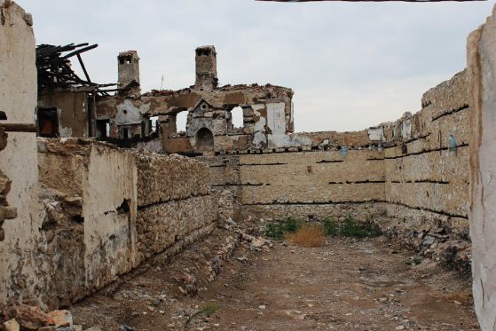 След пожара манастирът изглежда по-скоро като руини, отколкото като обитаван и в момента храм. Снимка: muldavski-manastir.eu