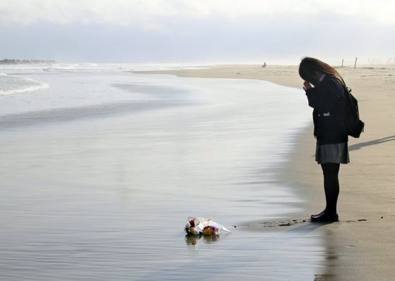 17-годишната Маи Отомо, оцеляла в цунамито, ударило Япония преди година.  Снимка: EPA/БГНЕС