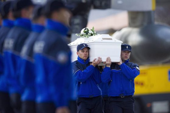 Военни пренесоха ковчезите на загиналите в Швейцария. Снимки: ЕРА/БГНЕС