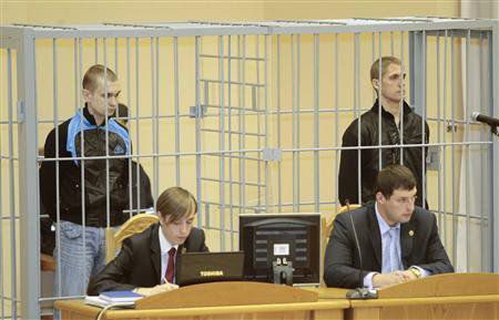 Дмитри Коновалов и  Владислав Ковальов по време на процеса в Минск