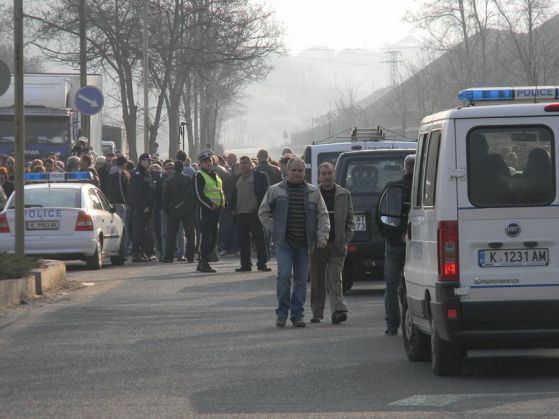 Работниците от ОЦК-Кърджали блокираха пътя за Хасково. Снимка: БГНЕС