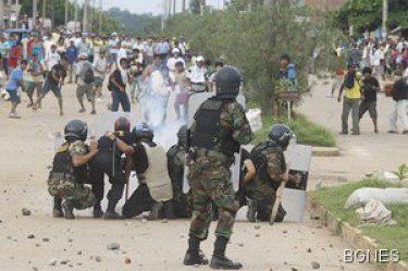 Един загина и 17 бяха ранени при сблъсък на стачкуващи и полицаи в Перу. Снимка: БГНЕС