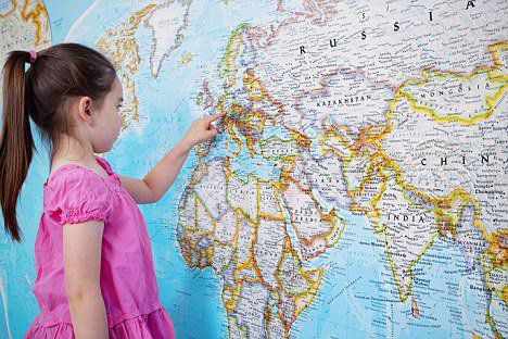 Момиче показва къде е Англия на картата