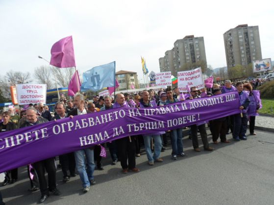 Работниците от ОЦК-Кърджали на протест заради неизплатени заплати. Снимка: БГНЕС