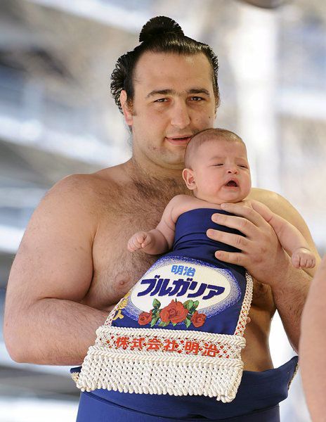 Калоян Махлянов-Котоошу показва 4-месечния си син Кирил. Снимка: EPA/БГНЕС