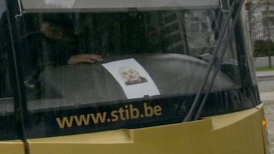 Снимка на убития служител, поставена на предното стъкло на един от автобусите от обществения транспорт в белгийската столица Брюксел. Снимка: Euronews