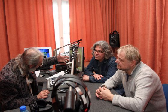 Румен Бояджиев, Иван Лечев (в дъното) от ФСБ и водещият Емо Братанов в студиото на OFFRoad Radio. Снимка: Сергей Антонов