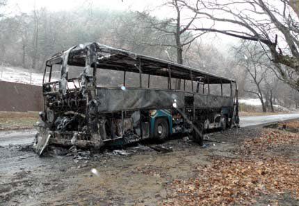 Автобусът е напълно изгорял, 32-та пътници обаче са невредими. Снимка: БГНЕС, Архив