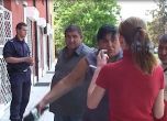 Роми бият журналистка пред очите на полицай