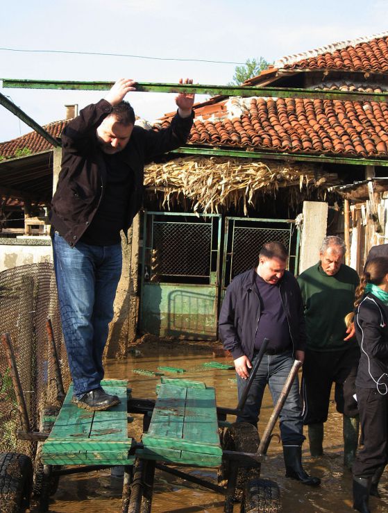 Министърът на земеделието Мирослав Найденов по време на посещението му в наводнението село Дъбене. Снимка: МЗХ