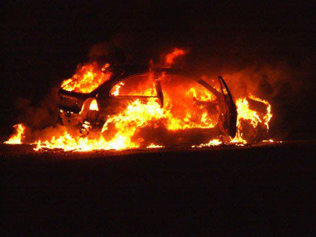 На двулитрова бутилка бира мъжът решил, че щом колата не тръгва, трябва да я подпали. Снимка: auto-types.com