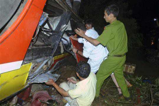 Автобус падна от 20-метров мост във Виетнам, Снимка: АР