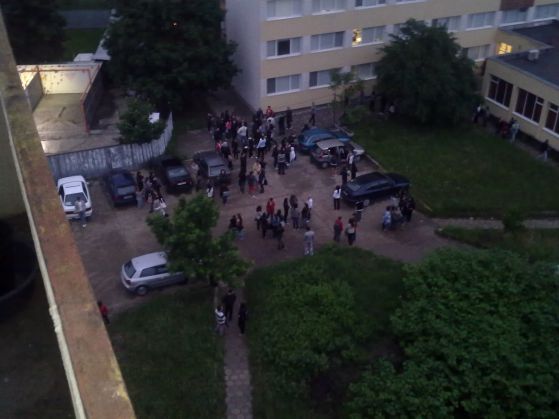 Студентски град, блок 52 тази сутрин. Земетресенията изкараха близо половината живущи от стаите. Снимка: Георги Савчев