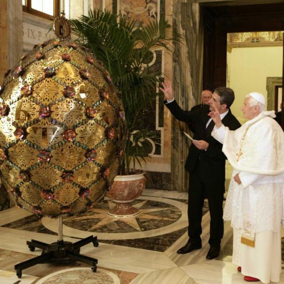 Президентът Плевнелиев и папа Бенедикт XVI с кичнозното яйцето при миналогодишното посещение на българската делегация във Ватикана