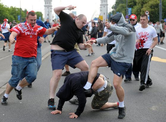 Сблъсъци между руски и полски футболни фенове на Евро 2012. Снимки: EPA/БГНЕС