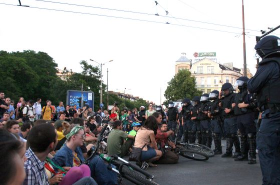 Хората, които стояха зад протеста на Орлов мост на 13 юни, се разграничиха от готвената за днес блокада. Снимка: Сергей Антонов