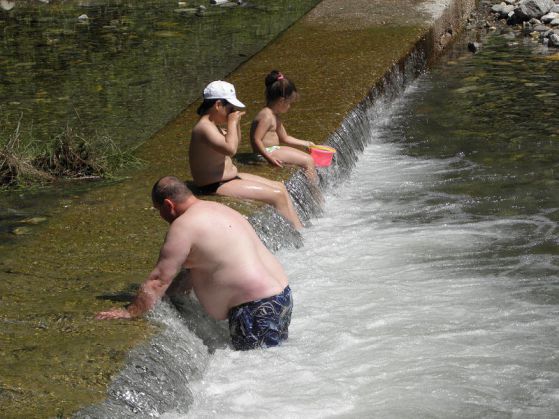 Благоевградчани потърсиха прохлада в река Бистрица. Снимка: БГНЕС