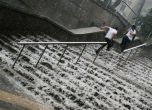 Проливен дъжд се изля над София и наводни подлези (видео)