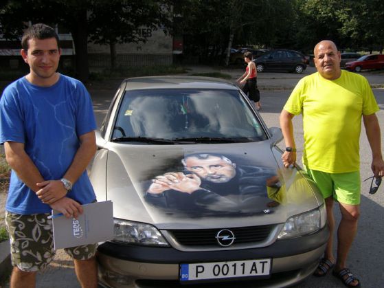 Собственикът на колата Спиро Янкулов (вдясно) и художнникът Илиян Илиев (вляво), Снимка: БГНЕС